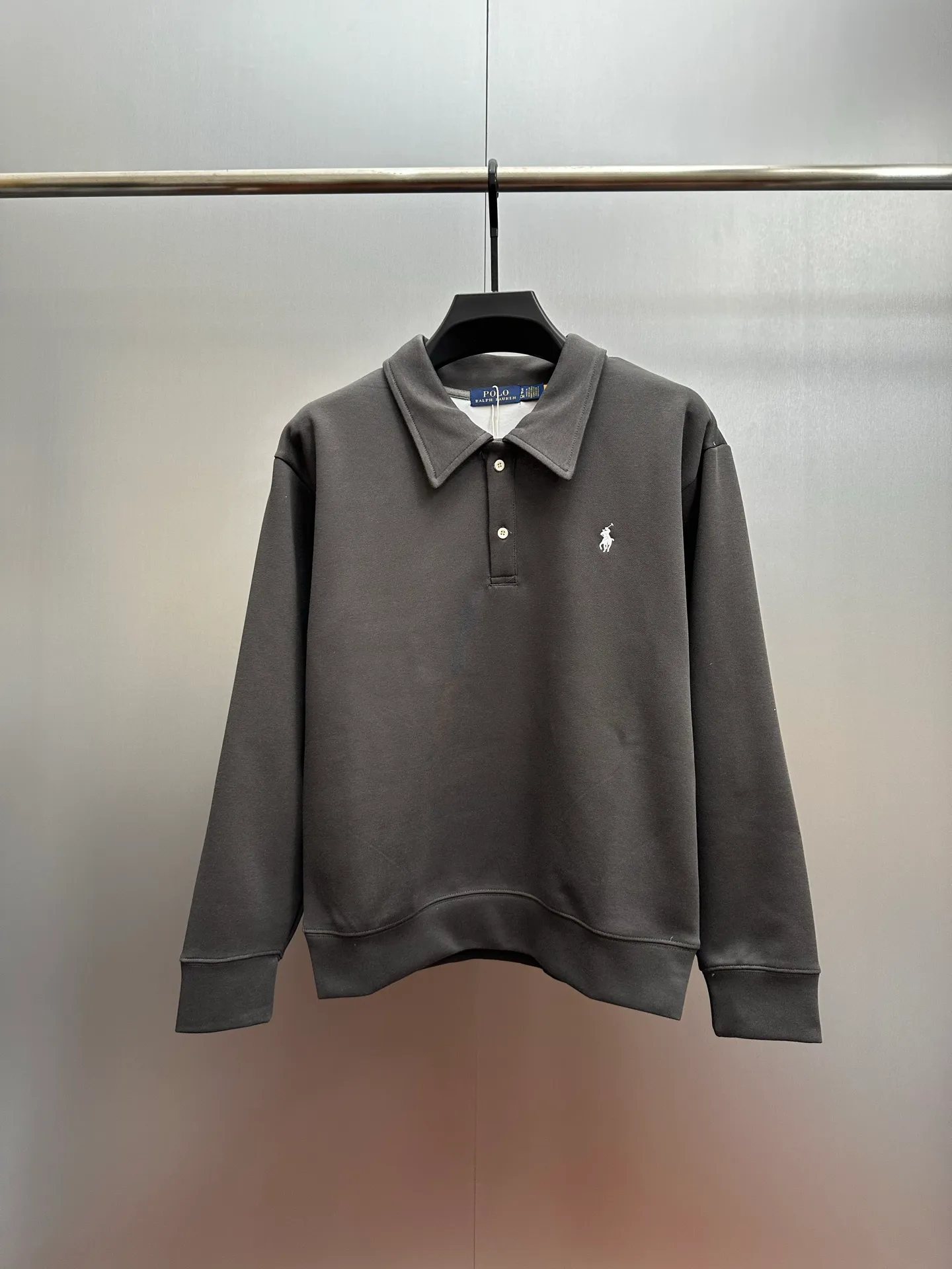 P260 Ralph Lauren/Ralph Lauren 2025 new lapel sweatshirt, classic pony logo embroidered Polo shirt, simple and versatile ~ super delicate and soft, close to the body without being tied. Perfectly reflects the brand's sense of superiority. The fabric is full of three-dimensionality, the loose fit is standard, comfortable to stretch, unrestricted in movement, and highly practical to wear. Classic and simple style, with pony embroidery pattern on the chest, imported machines, three-dimensional and full. Original Polo milk white buttons, taking into account warmth and cool lines. Whether worn alone or layered, you can create different styles of fashion with just one piece. The workmanship is exquisite and shipped from a major foreign trade factory. It is all done by master craftsmen with many years of experience. Everything is of high standards and requirements. All fabrics and accessories are original custom-made and of high quality. It perfectly embodies the brand's sense of superiority, is highly wearable, and is high-end and classy. Versatile and versatile!  Color: black, white, gray, brown, navy size: S M L XL